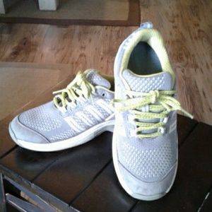 Orthofeet stretchable athletic shoes